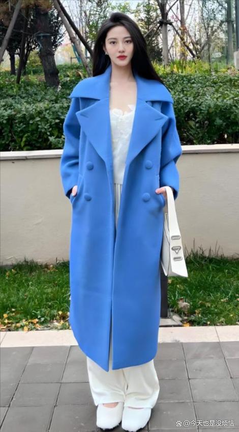 蓝底穿什么颜色衣服