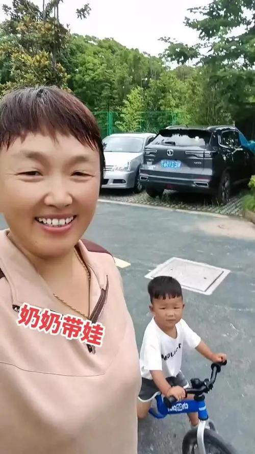 天伦之乐奶奶孙子