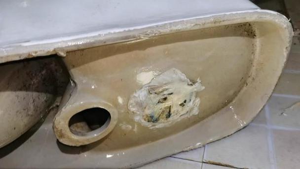 马桶底座漏水