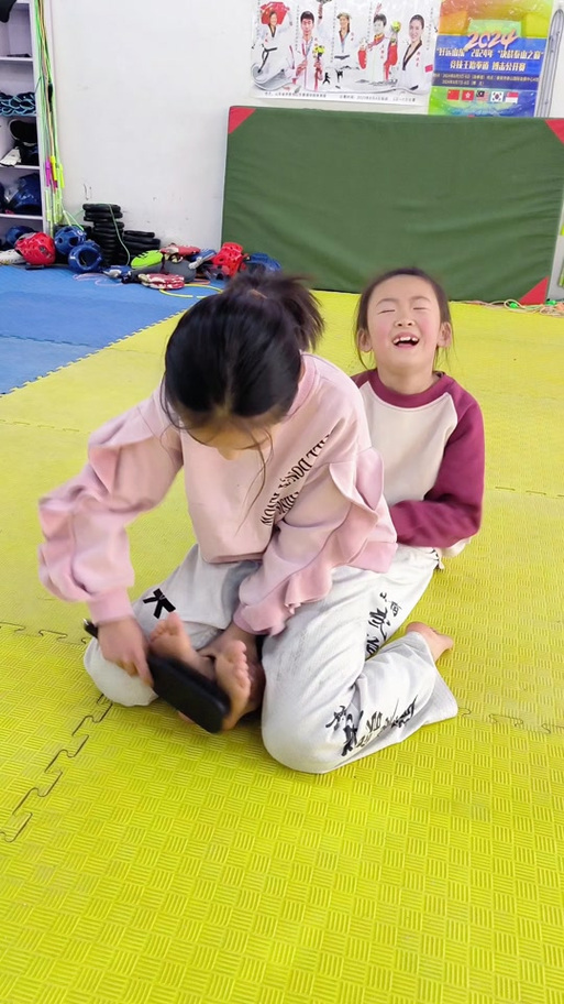 小孩挠痒痒 小孩挠痒痒