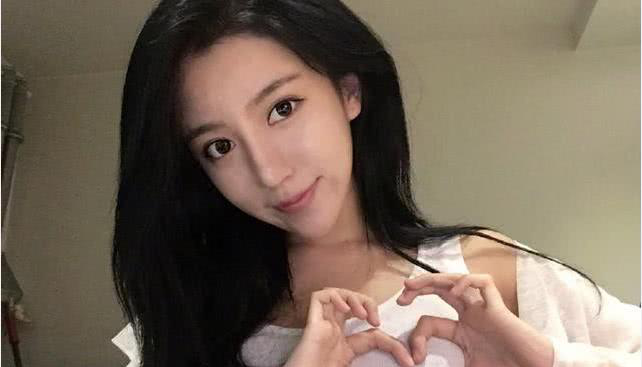 一个女的用胸比心的图片出处