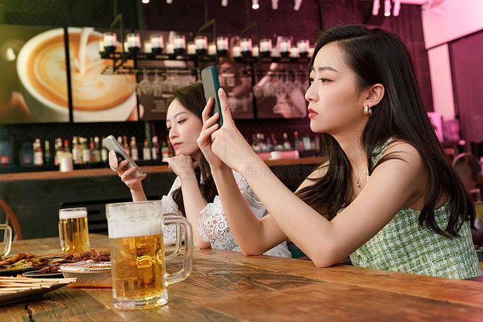 酒吧玩手机图片