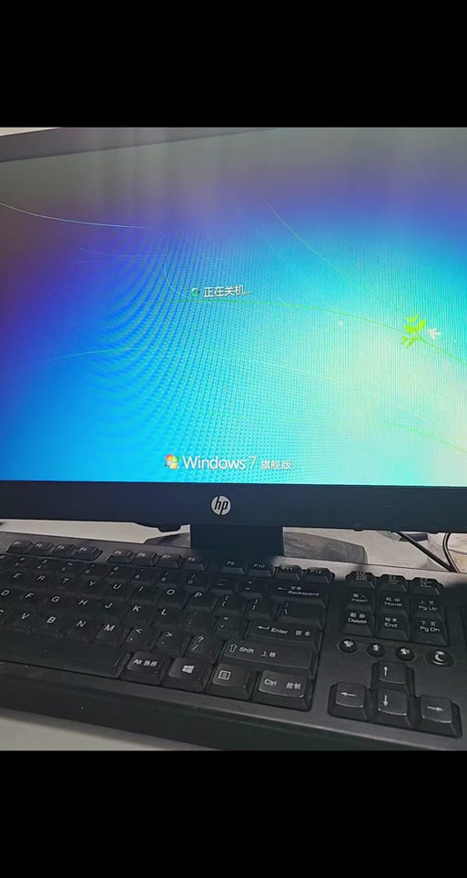 电脑关机后屏幕右下角还亮