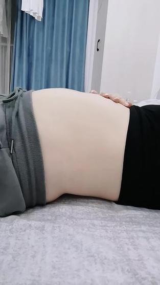 整个肚子圆滚滚的女生