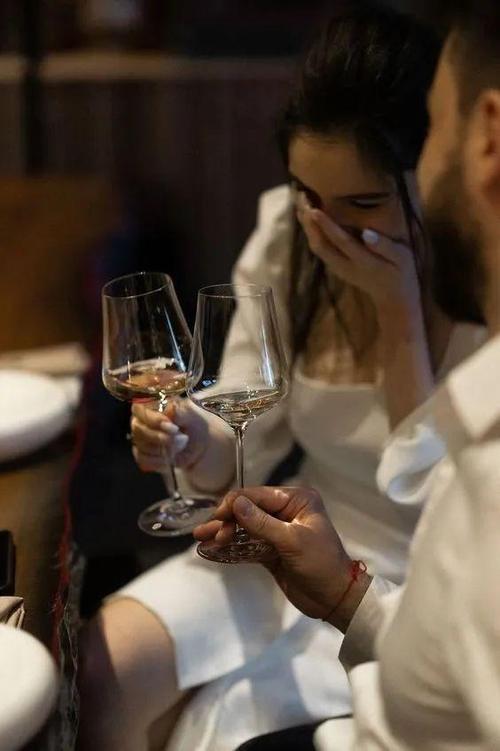 两人喝得醉醺醺又去酒吧里喝酒电视截图2