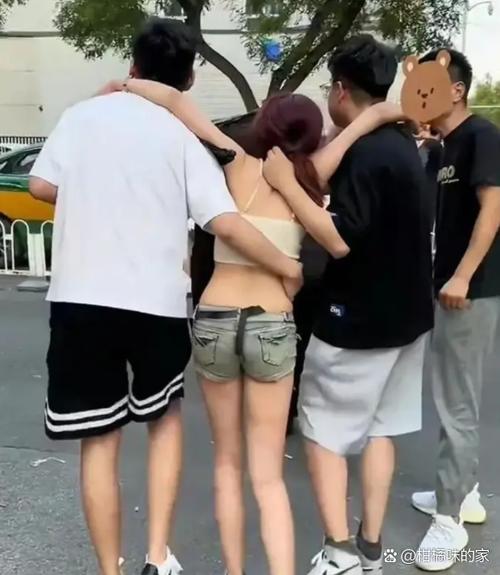 女人喝醉了被男人抱回家截图3