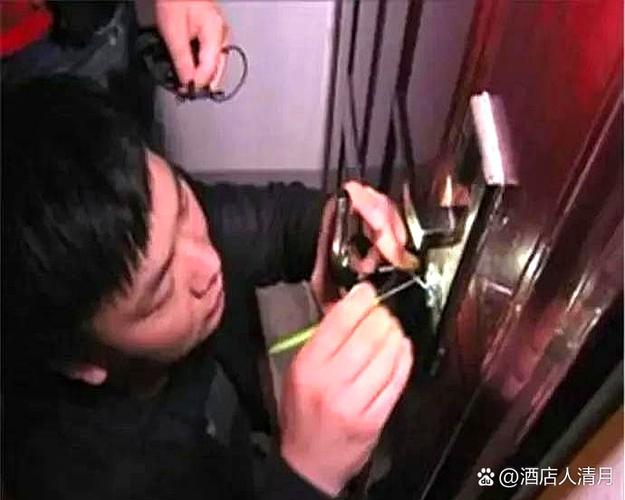 门用钥匙打不开了