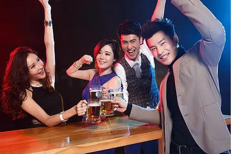 两人喝得醉醺醺又去酒吧里喝酒电视图标