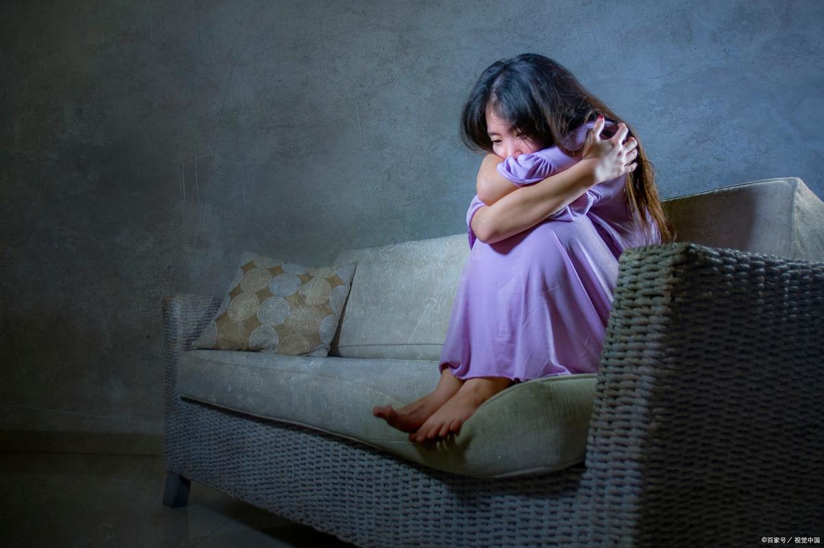 阴暗房间中孤独的少女截图2