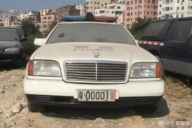 警车车牌是什么颜色