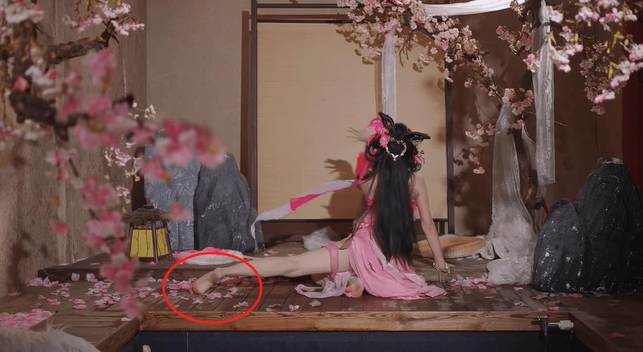 变小掉进貂蝉的鞋子里