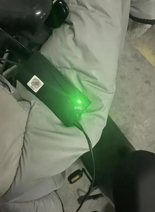 电车充电器绿灯充不进去电