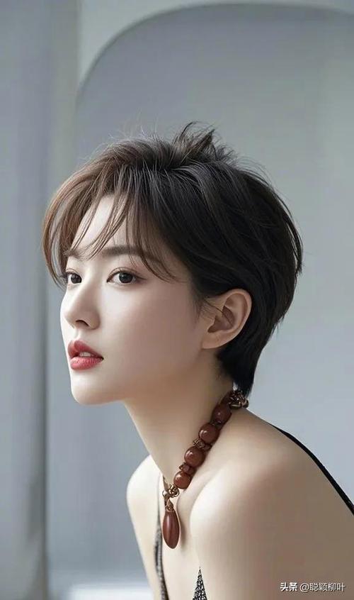 圆脸额头窄忌讳的发型截图1