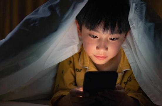 孩子天天玩手机到半夜咋办