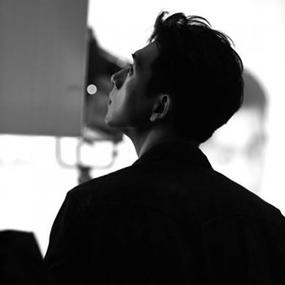 男生突然换黑色头像
