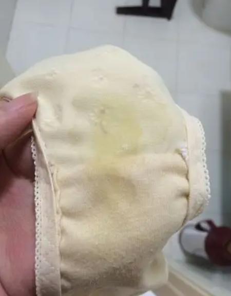 羊水破了憋不住捂着肚子视频