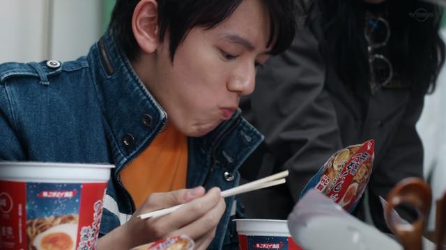 小陆吃泡面