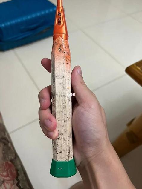 新买的羽毛球拍底胶要去除吗