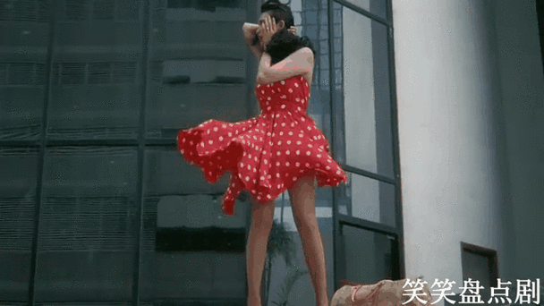 美女吹裙子