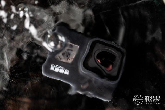 gopro8电池盖怎么拆截图3
