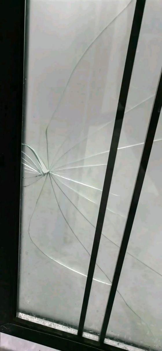 门玻璃碎了用贴纸可以吗