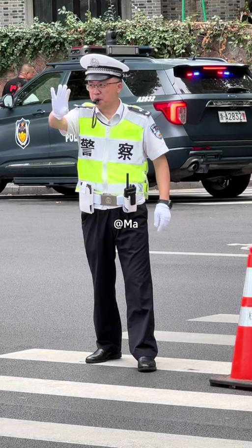 交警穿什么颜色的衣服