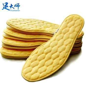 缩小在运动鞋被女生当成鞋垫