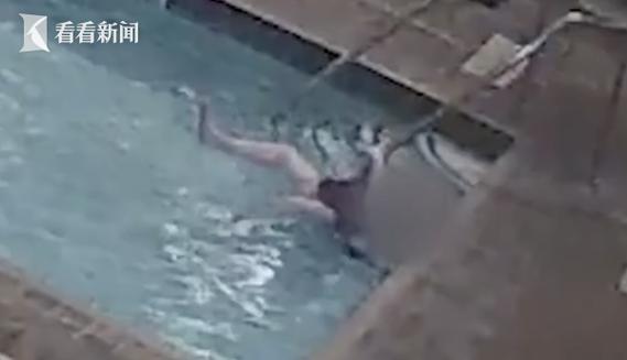 女孩在水里挣扎最终淹死截图3