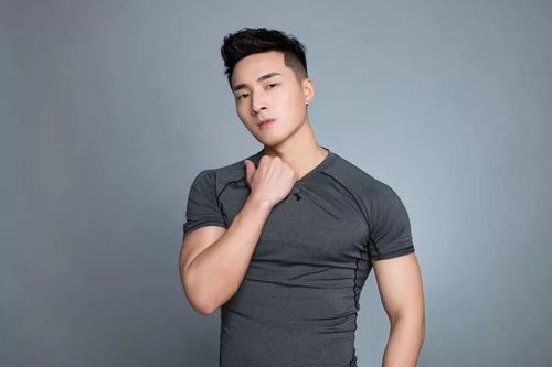 健身房的健身教练