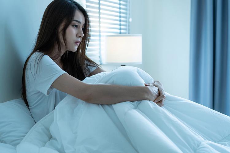 阴暗房间内的孤独少女