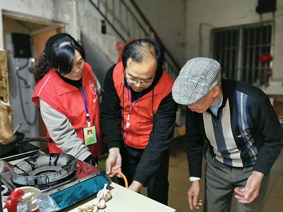 衣服被拉链卡住怎么办
