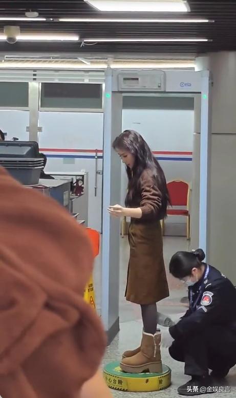 戴假发帽子飞机安检要摘
