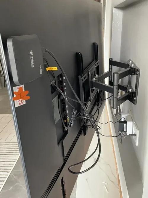 壁挂电视后面藏机顶盒