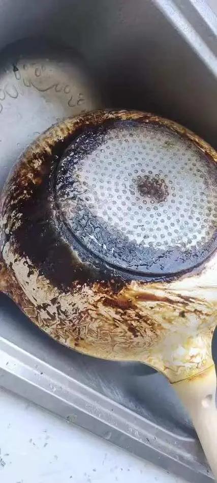 如何去除锅内的黑垢