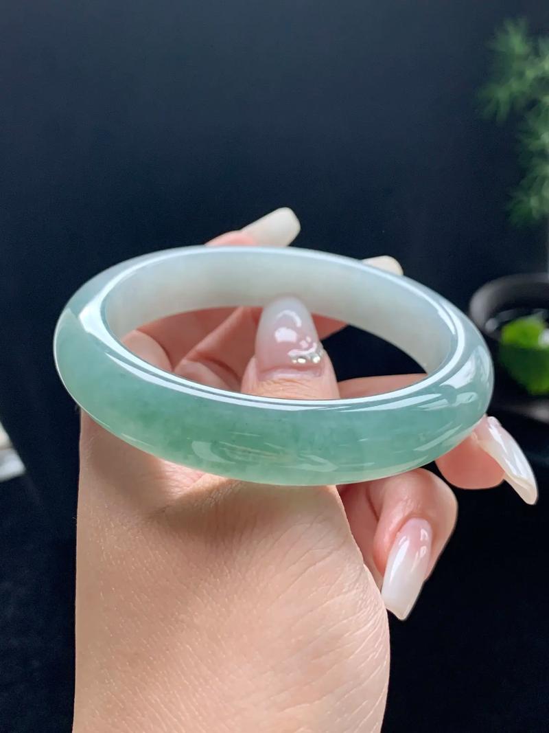 翡翠手镯戴哪个手上运气好