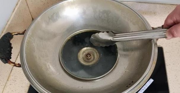 锅盖粘在锅上怎么办
