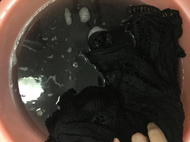 黑色的衣服掉色怎么办