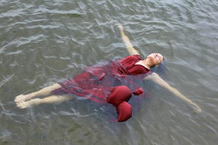 女孩在水里挣扎最终淹死图标