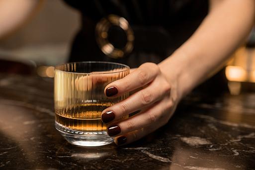 酒吧喝酒手势截图2
