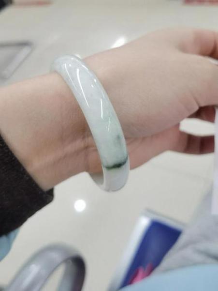 毒镯子是怎么回事