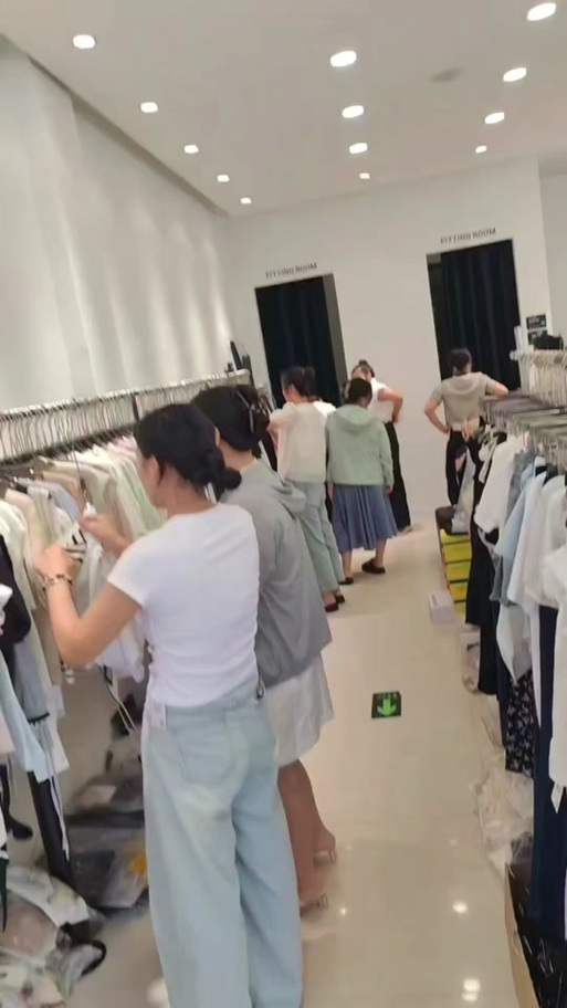 女装店图片实拍图 女装店图片实拍图