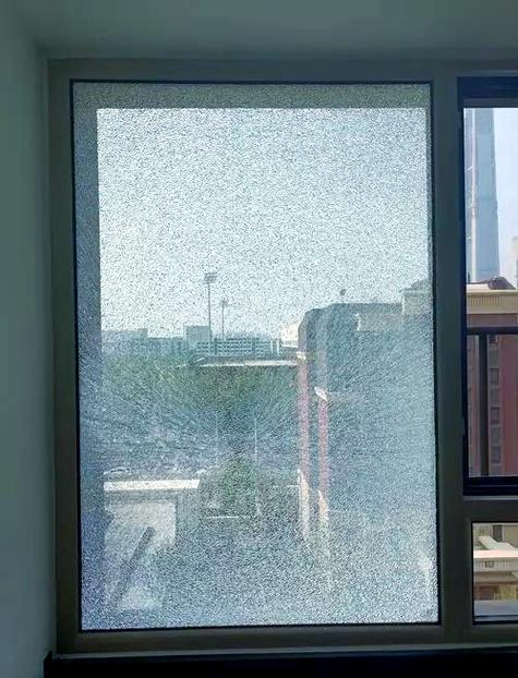 阳台玻璃爆裂怎么维修