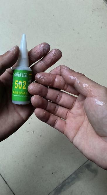 502胶水粘手上
