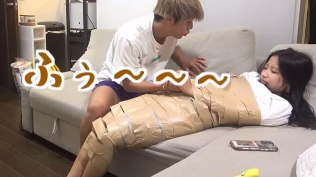 女子把自己包成木乃伊