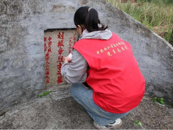 坟墓石头发红的图片