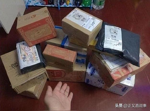 快递员把快递单剪掉