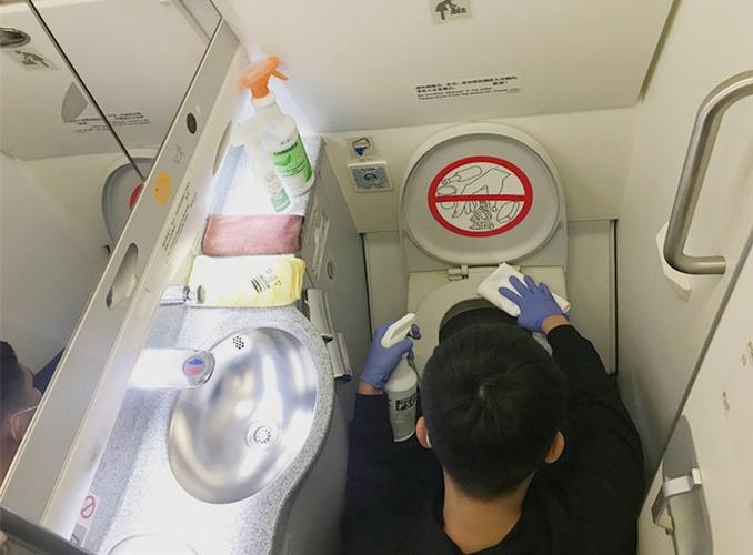 行李箱贴纸胶痕迹怎么去除