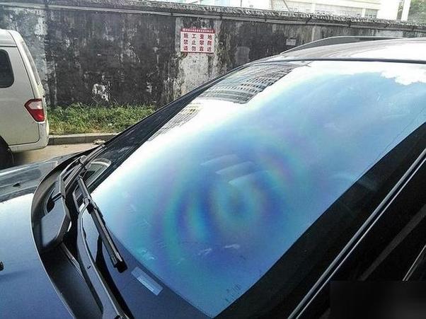 汽车玻璃有彩虹纹怎么去除