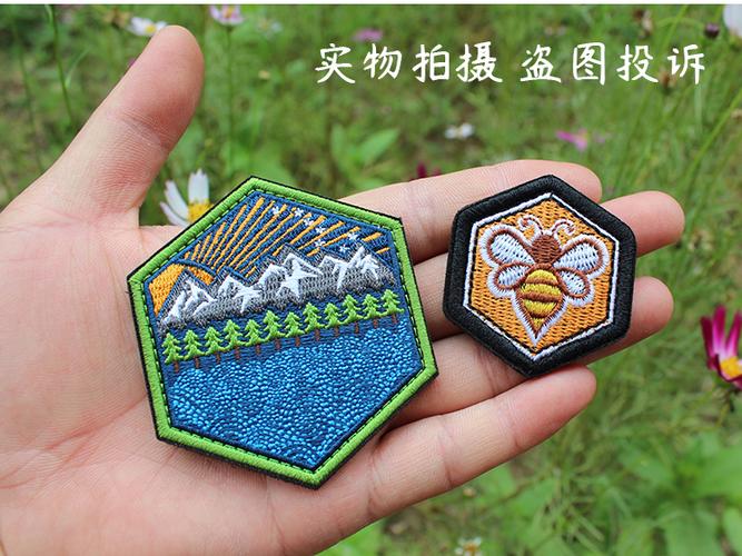 徽章怎么别不伤书包
