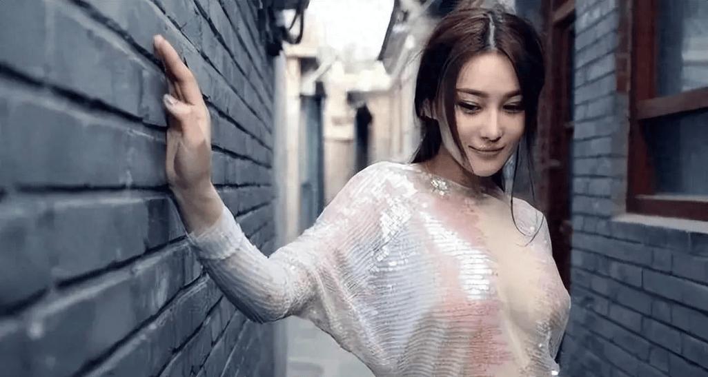 演员张馨予的个人资料图片
